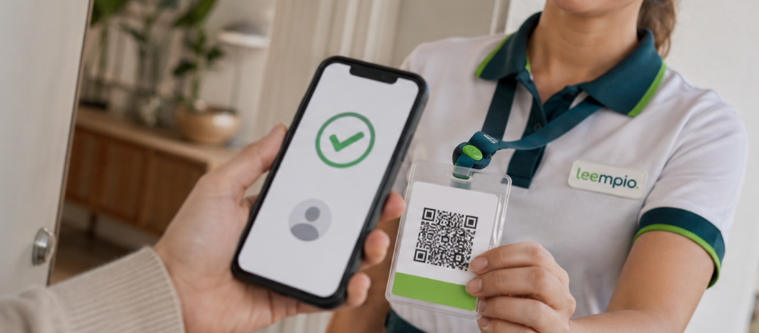 Personal de Leempio mostrando su identificación validada mediante código QR
